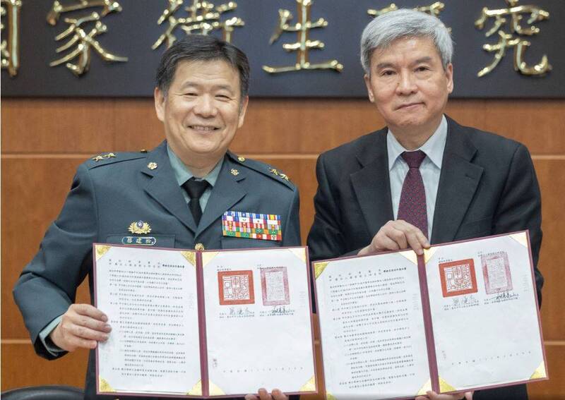 國防部日前已同意修改相關規定，將軍醫中將「考量經管實需，以62歲為限」的但書，予以刪除。這也代表著軍醫中將將可以再次申請延役，最多可到65歲，這個年紀甚至已經超越上將服現役最大年齡64歲的界限。圖為軍醫局長蔡建松中將（左）與國衛院院長司徒惠康（右）簽署學術交流合作意向書。（圖：取自青年日報）