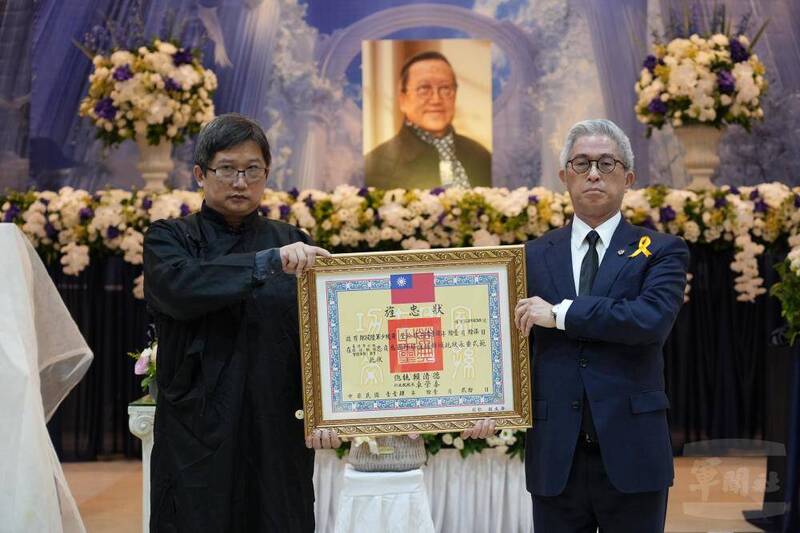 國防部軍政副部長徐斯儉代表總統頒授「旌忠狀」。（圖：軍聞社提供）