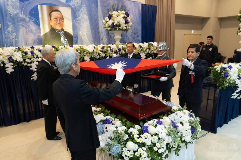 覆旗官共同為靈柩覆蓋國旗。（圖：軍聞社提供）