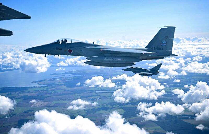 日本航空自衛隊2架F-15戰機，遭中國遼寧號艦載機殲-15以雷達鎖定。（法新社檔案照）