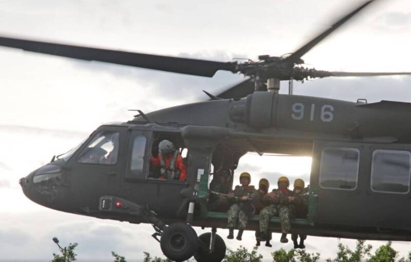 搭乘黑鷹直升機參與「直升機水域滲透跳傘訓練」的特戰官兵。（取自青年日報）