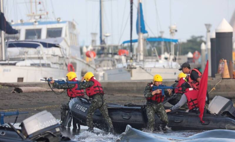 參加「直升機水域滲透跳傘訓練」的特戰官兵，降落於海域之中，改搭兩棲營橡皮艇參與岸際滲透訓練。（取自青年日報）