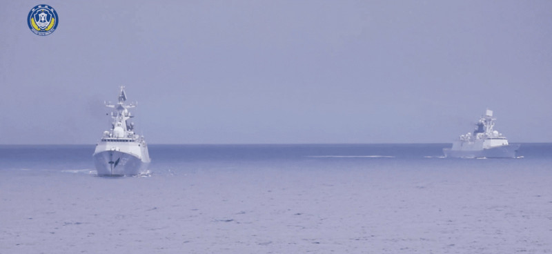 中國南部戰區發布畫面,顯示兩艘054A型護衛艦在黃岩島(Scarborough Shoal)海域進行戰鬥演練。(圖取微博)