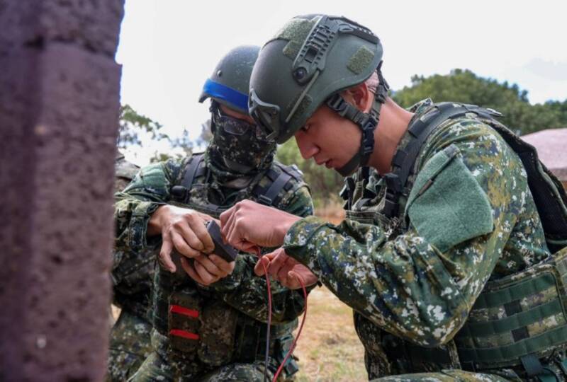 陸軍特攻隊杯 工兵引爆TNT為什麼要雙手貼地5秒？ 原來是因為這個安全考量- 自由軍武頻道