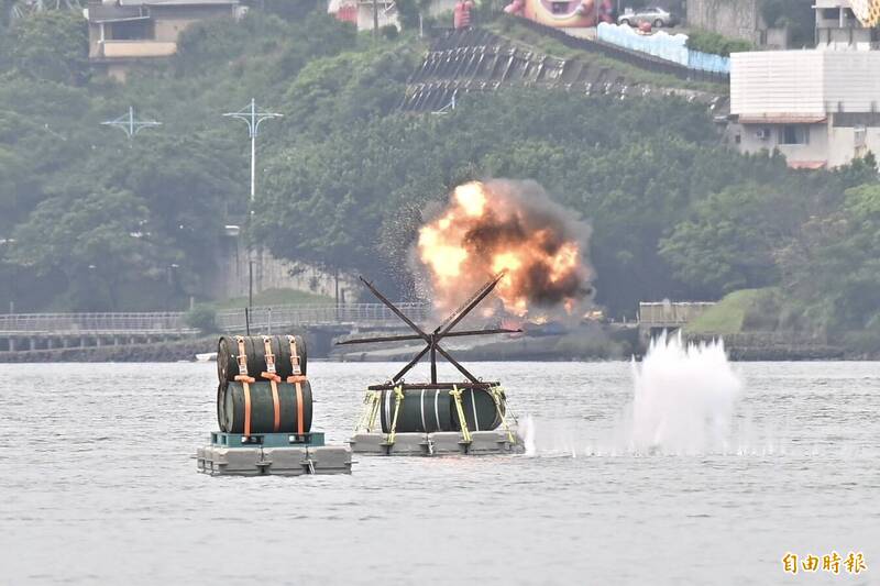 圖為國軍今年漢光41號演習期間，首度於淡水面安裝並實際引爆的C4炸藥。國防部近日因炸藥原料採購一事遭立委炎上，國防部長顧立雄下周將出席外委會說明。（本報資料照，記者塗建榮攝）