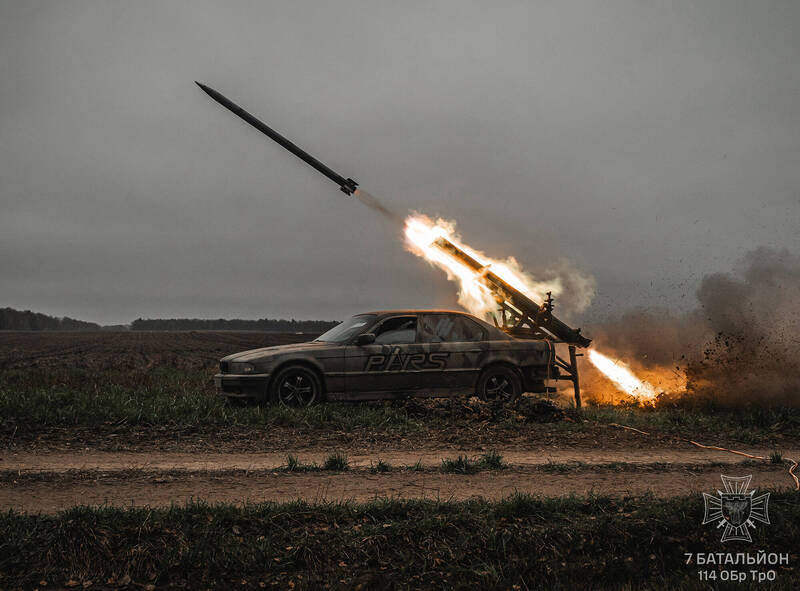 一辆BMW的750i四门旗舰轿车,日前在乌军的精心改装下,就这样变成一辆能发射122毫米多管火箭弹的强力侪台,成为前线压制敌军的要角之一。 (第114独立国土防卫旅Facebook)