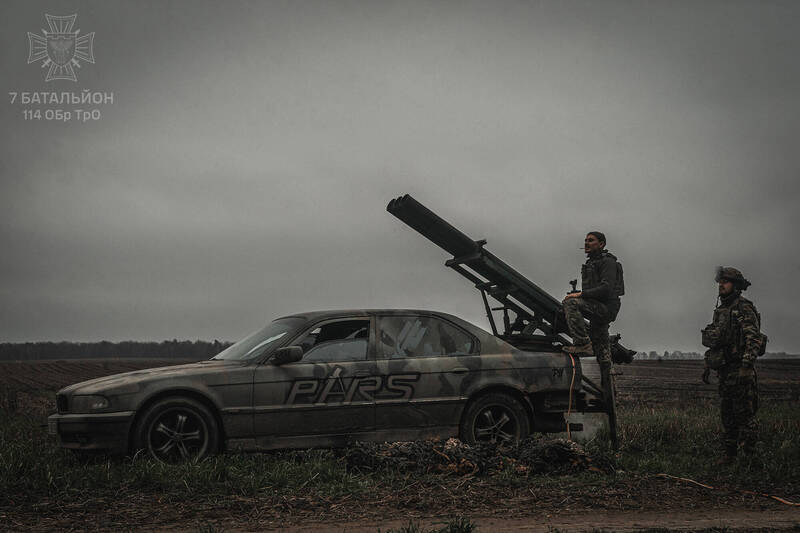车主谢尔盖(发射管旁站立者)是一名拖拉车司机兼汽车迷,俄乌战争爆发后便自愿将自己的BMW爱车投入战场,强化车身刚性、避震来让它变身为全球仅有的民规多管火箭车。 (第114独立国土防卫旅Facebook)