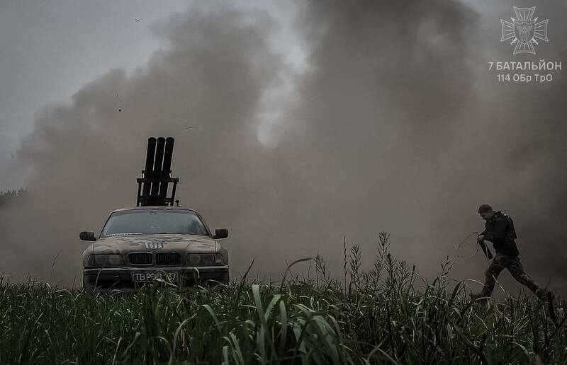 这台全球独有的宝马多管火箭车虽仅能装填3枚122毫米火箭,但其战术撤离速度高「200公里/时」,展现跑车傲视群雄的机动打击能力。 (第114独立国土防卫旅Facebook)