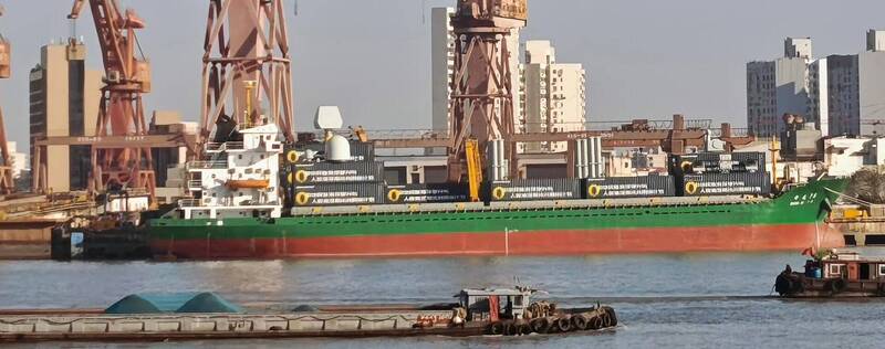 這艘經過改裝的貨輪，除有近迫防禦系統（CIWS）、誘餌發射器，還有小型救生艇，更裝有上看60管的貨櫃式垂直發射器，具備區域防空能力。（取自X帳號 @RickJoe_PLA）