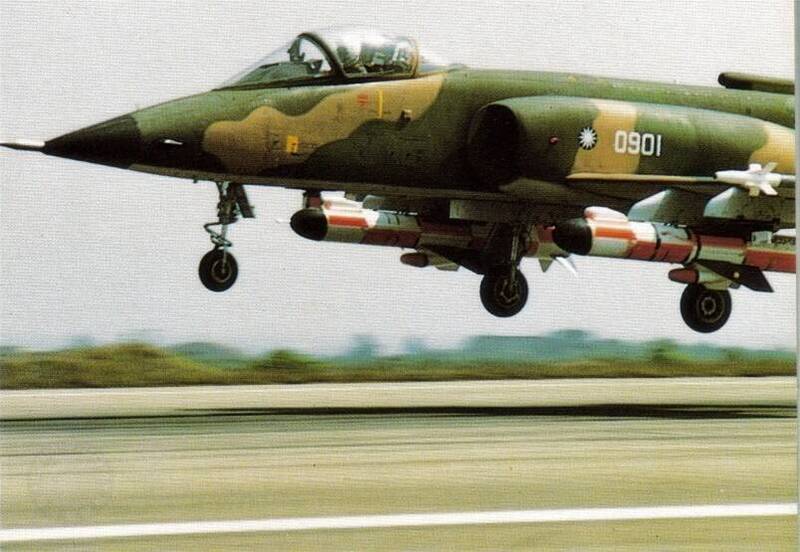 空軍過去有神秘「雷雄小組」，在1990年代期間，由菁英飛官專職夜間特攻任務，操作2架XA-3雷鳴攻擊機及空射「雄二」反艦飛彈（如圖，左右機翼下方載，紅白色彈體），可打擊敵艦。（圖片擷取自漢翔航空官網）