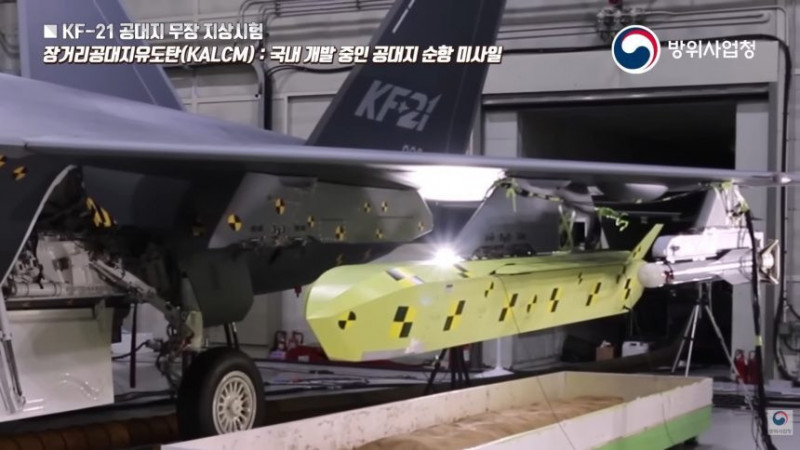 南韓防衛事業廳（DAPA）公開最新測試畫面，KF-21「獵鷹」戰機原型機翼下掛載黃色塗裝的國產「天龍」空射巡弋飛彈（KALCM）測試彈，準備進行地面的沙坑投放測試（Pit Drop），藉此驗證彈藥分離機制與安全性。（圖擷取自DAPA影片）
