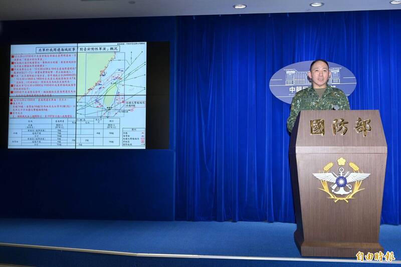 國防部情次室次長謝日升中將表示，截至下午3時止，國軍除偵獲89機、28艦和075級兩棲突擊艦編隊4艘活動外，未發現中共航艦參演的跡象。（記者陳逸寬攝）