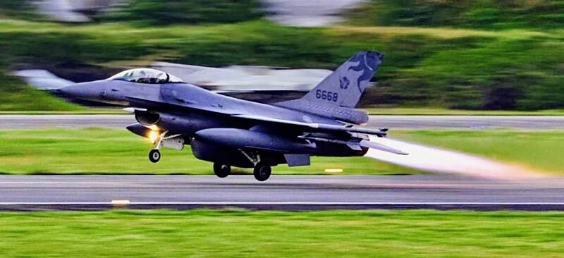 空軍RF-16偵照機以空優掛載+偵照莢艙，清晨升空針對共軍船艦動態實施偵照及監控。（讀者提供）