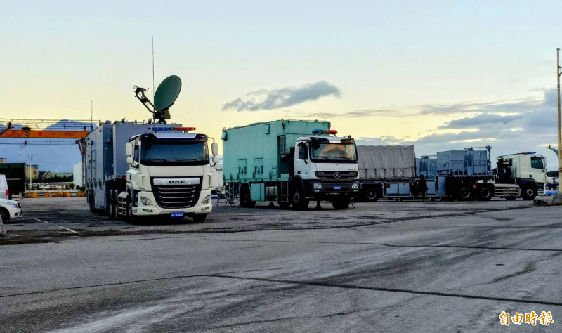 海軍雄三及雄二飛彈機動發射車編組進入陣地，隨時因應各種狀況。（記者游太郎攝）
