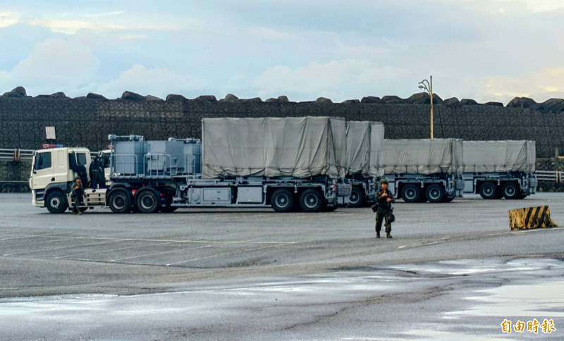 海軍雄三及雄二飛彈機動發射車，進入陣地後迅速展開部署，官兵則在旁保持高度警戒。（記者游太郎攝）