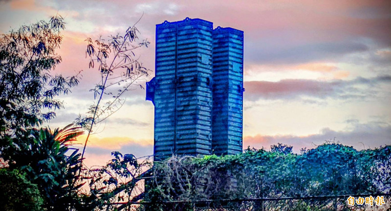 空軍出動天弓三型飛彈，進入陣地後完部署，升起發射架隨時因應各種空中狀況發生；在晨曦映照下，美麗的畫面卻顯得格外突兀和諷刺。（記者游太郎攝）