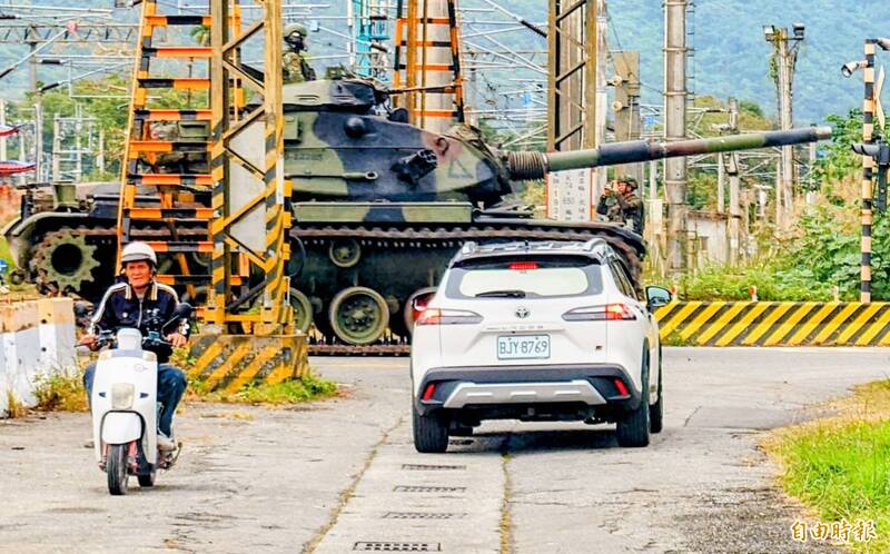 陸軍花防部出動M-60A3戰車等編組，實施戰備偵巡保障東部地區的安全。（記者游太郎攝）