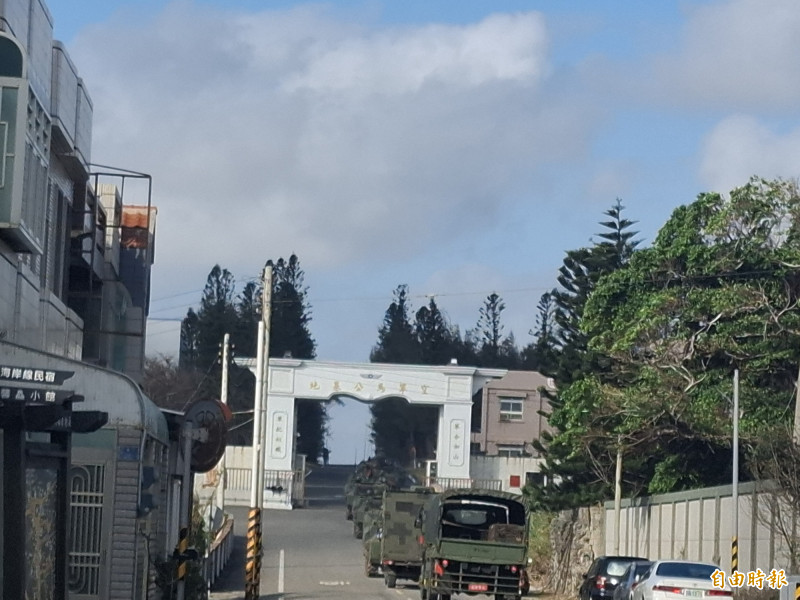 裝甲部隊進駐澎湖機場，演練完後返回五德營區。（記者劉禹慶攝）