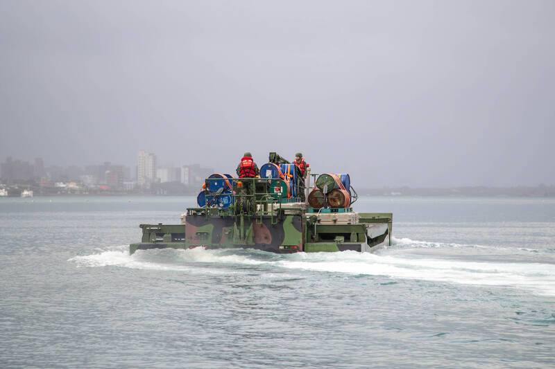 第三作戰區53工兵群部隊執行河道阻絕任務。（第三作戰區提供）