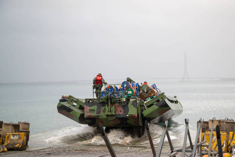 第三作戰區53工兵群部隊執行河道阻絕任務。（第三作戰區提供）