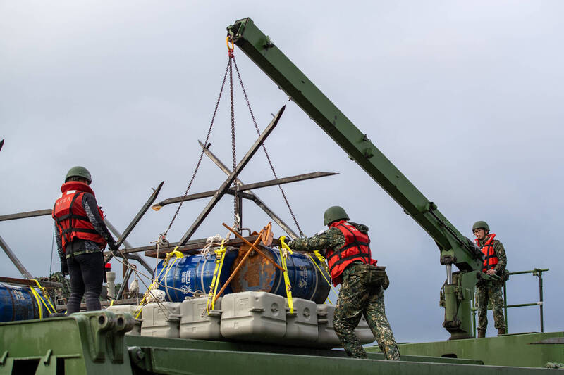 第三作戰區53工兵群部隊執行河道阻絕任務。（第三作戰區提供）