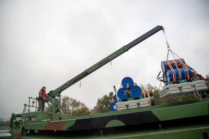 第三作戰區53工兵群部隊執行河道阻絕任務。（第三作戰區提供）