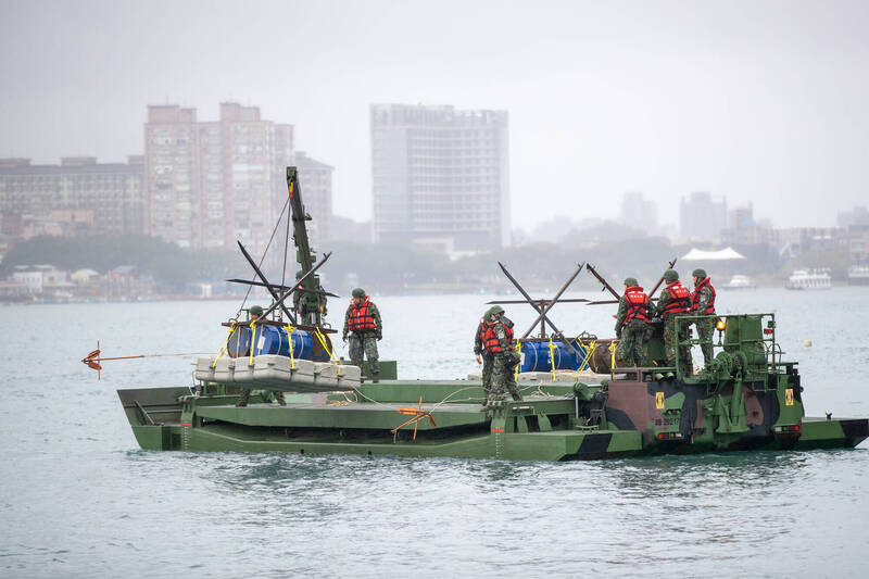 第三作戰區53工兵群部隊執行河道阻絕任務。（第三作戰區提供）