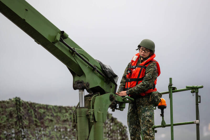 第三作戰區53工兵群部隊執行河道阻絕任務。（第三作戰區提供）