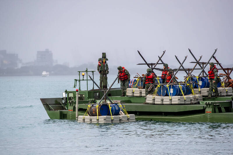 第三作戰區53工兵群部隊執行河道阻絕任務。（第三作戰區提供）