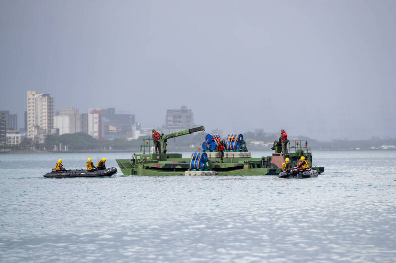 第三作戰區53工兵群部隊執行河道阻絕任務。（第三作戰區提供）