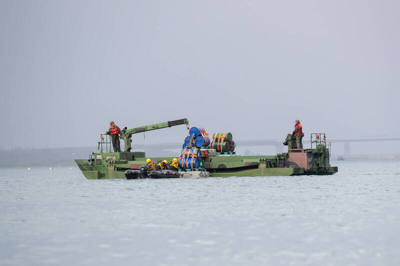 第三作戰區53工兵群部隊執行河道阻絕任務。（第三作戰區提供）