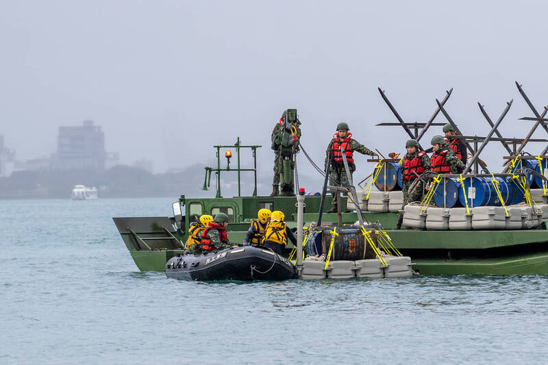 第三作戰區53工兵群部隊執行河道阻絕任務。（第三作戰區提供）
