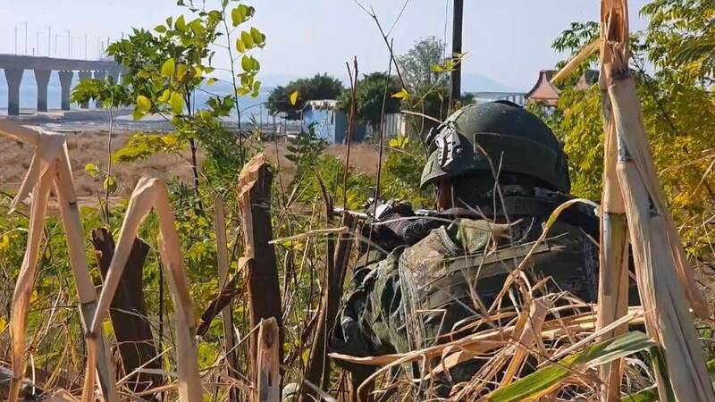 金防部弟兄前進金門大橋進行備戰操演。（讀者提供）