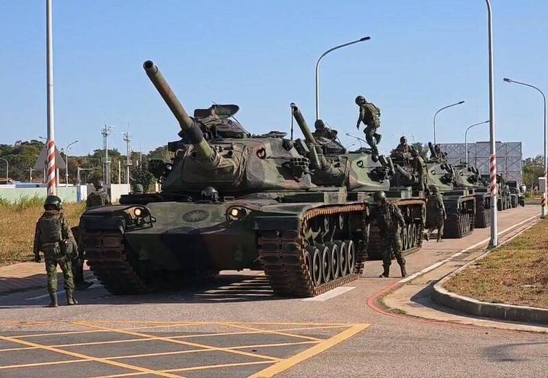 金防部弟兄全副武裝在金門大橋空地進行操演。（讀者提供）