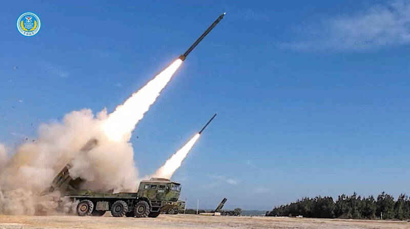 日本媒體指出，中國這次雖然在台灣本島北部及南部海域進行長程火箭彈射擊，但並未發射任何彈道飛彈，研判中國可能刻意避免刺激日本。（路透）