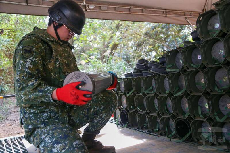陸軍第三地區支援指揮部未爆彈處理小組執行彈檢作業。（取自軍聞社）