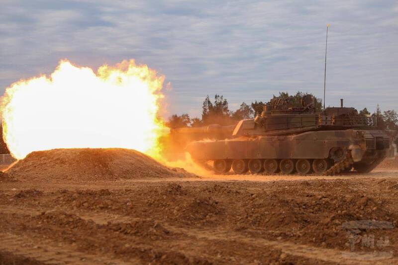 裝甲584旅進訓官兵執行M1A2T戰車靜對靜目標射擊課目。（取自軍聞社）