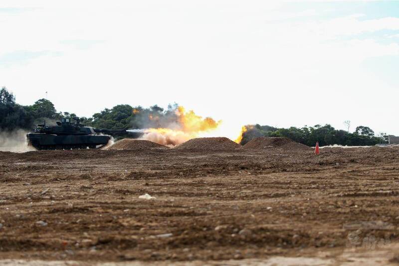 裝訓部29日於坑子口靶場實施M1A2T戰車換裝實彈射擊訓練，圖中戰車正實施動對動射擊課目。（取自軍聞社）