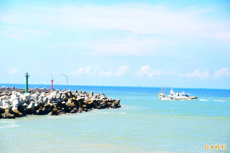 蚵仔寮漁港因出海口緊鄰海軍左營第二軍港擴建北防波堤工程，受影響程度最大。（記者蘇福男攝）