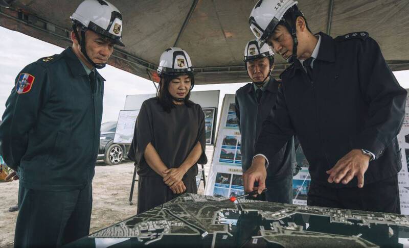 立法院外交及國防委員會委員們實地了解海軍港口擴建工程執行情形。（圖：取自青年日報）