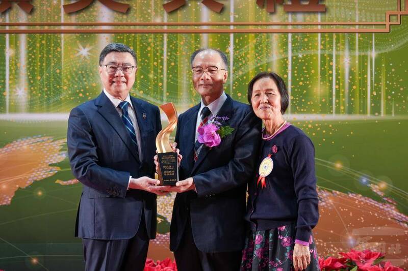 行政院卓院長頒發獎座予國家中山科學研究院顧問徐炎廷博士。（圖：軍聞社提供）