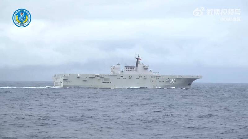 解放軍075級兩棲突擊艦「海南號」（LHA-31）前（30）日在我東部海域實施編隊海空突擊演練。（擷自解放軍東部戰區微博影片）