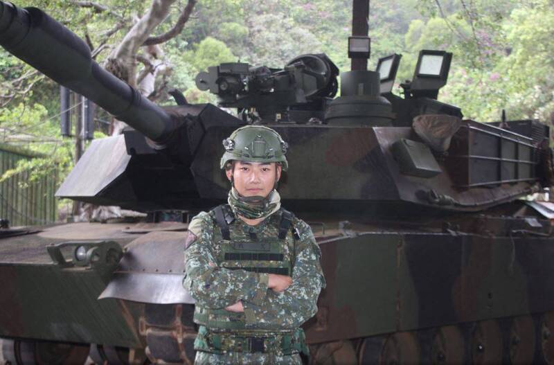擔任戰車駕駛的劉俊宏上兵分享，M1A2T戰車動力及操控靈敏較以往戰車更佳，具備高度機動性。（圖：取自青年日報）