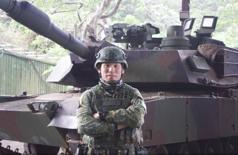 戰車2連車長范家瑋上士表示，新式戰車無論是在裝甲防護力、射控系統及主砲口徑等，均較過往CM11戰車更加提升。（圖：取自青年日報）