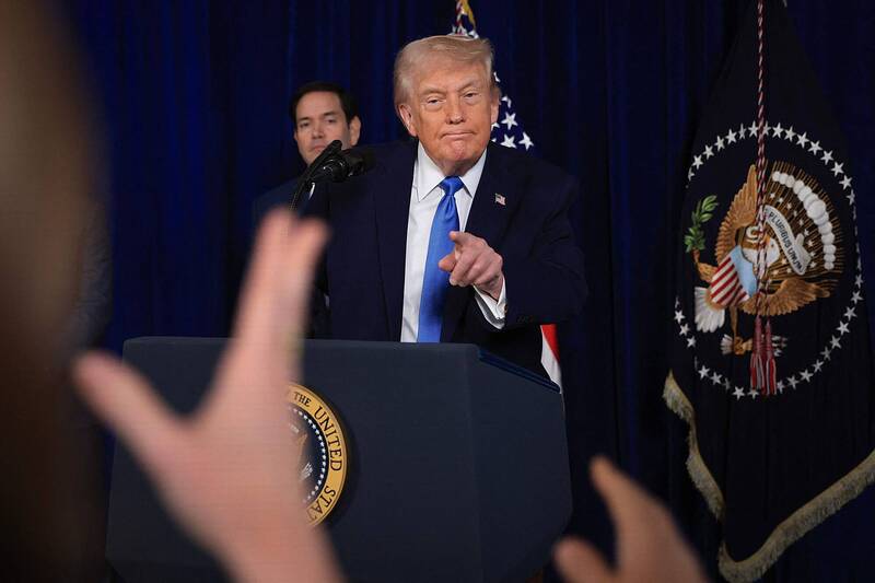 美國總統川普3日於白宮舉辦記者會，宣布活捉委內瑞拉領導人馬杜羅的消息。（法新社）