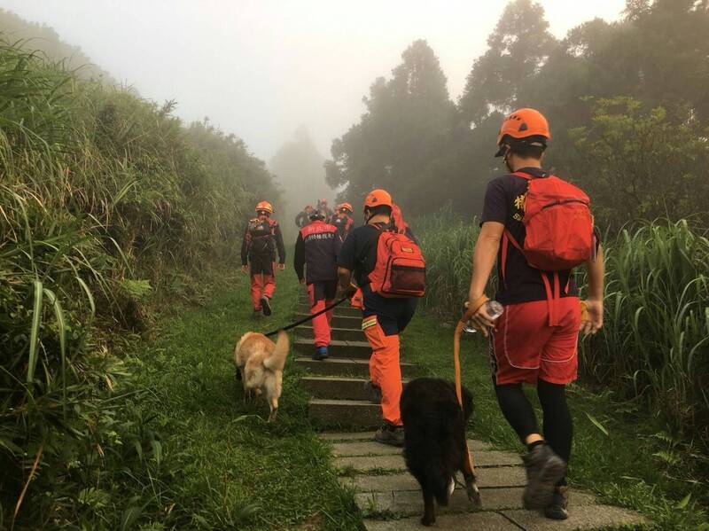 軍警消在F-16飛官吳彥霆失事後，派員入山搜救。（資料照，新北消防局提供）