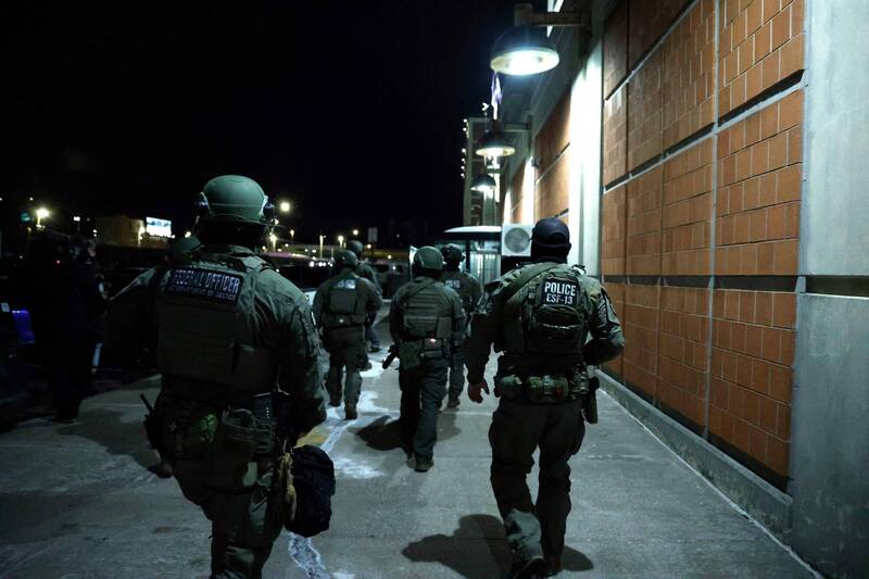 紐約的武裝執法人員，為關押委內瑞拉領導人馬杜羅做準備。（法新社）