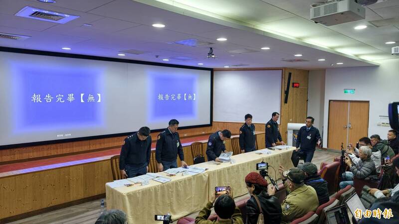 空軍司令部今天在花蓮第五聯隊基地舉行臨時記者會說明昨晚F-16戰機失聯過程，由空軍司令部督察長江義誠少將進行簡報。（記者王錦義攝）