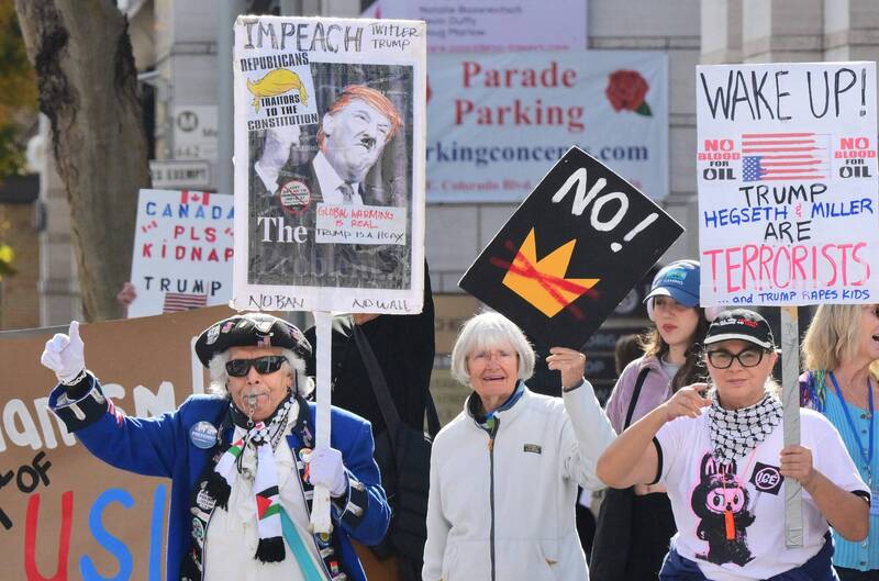 美國總統川普近期突襲委內瑞拉後，引發國內反彈聲浪，民眾持標語表達抗議。在川普持續表達想獲得格陵蘭的意念後，後續動態值得關注。（法新社）