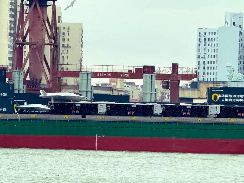 中國籍商船「中達79」日前被目前裝有多箱貨櫃化垂直發射系統、近迫武器等，最新改裝中則捨棄部分貨櫃發射箱，為無人機、電磁彈射軌挪出空間。（X帳號 @DavidWangPLA）